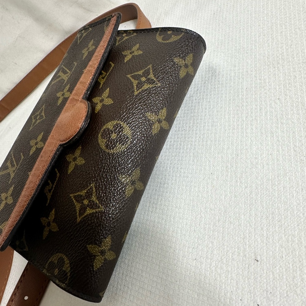 Louis Vuitton Purse - Picture 4 of 11